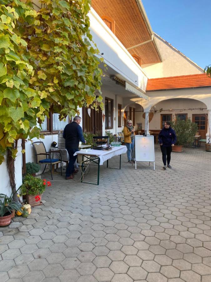 Andreashof Moerbisch Hotel Mörbisch am See Buitenkant foto